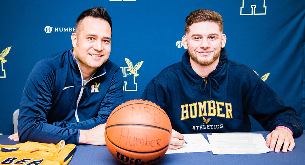 SALTFLEET STANDOUT SIGNS WITH MEN'S BASKETBALL